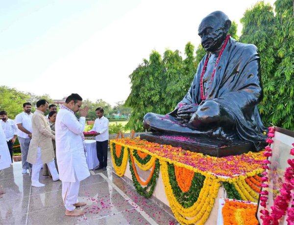 मुख्यमंत्री भजनलाल शर्मा ने राष्ट्रपिता महात्मा गांधी एवं पूर्व प्रधानमंत्री स्व. लाल बहादुर शास्त्री की जयंती पर अर्पित की पुष्पांजलि