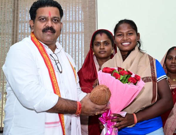 एशिया कप विजेता गीता यादव से मिले उप मुख्यमंत्री एवं कवर्धा विधायक विजय शर्मा कवर्धा की बेटी ने बढ़ाया देश-प्रदेश का मान: विधायक शर्मा