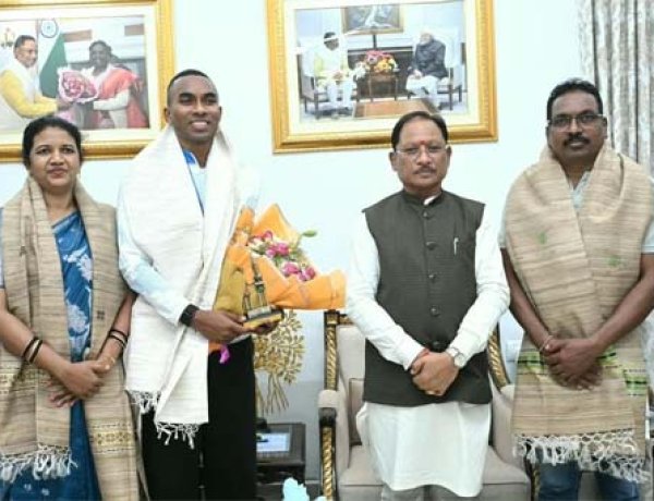 मुख्यमंत्री विष्णु देव साय से एशियन गेम्स के कांस्य पदक विजेता एथलीट अनिमेष कुजूर ने की सौजन्य मुलाकात