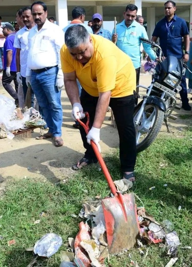 पर्यटन एवं संस्कृति मंत्री राजेश अग्रवाल ने थामी बेलचा और झाड़ू, श्रमदान कर दिया स्वच्छता और जनभागीदारी का संदेश