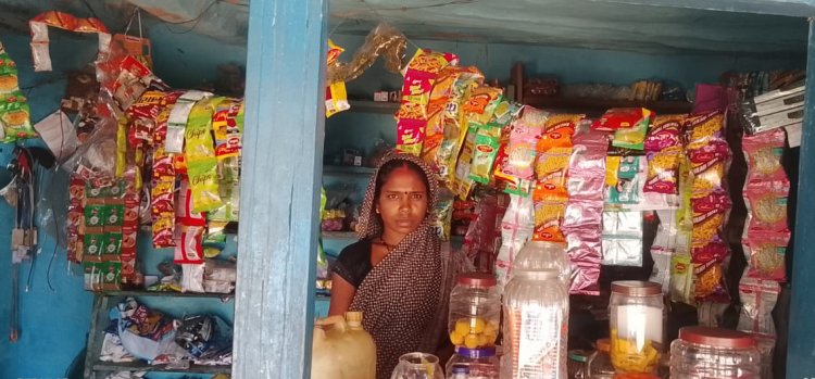 सेवा की कहानी : खेतिहर श्रमिक परिवार की रमावती हैं अपनी दुकान की संचालक