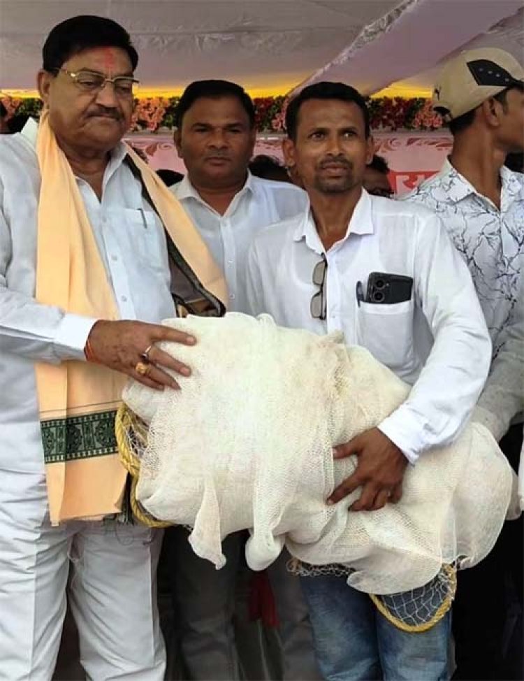 एक एकड़ के तालाब से आत्मनिर्भरता की राह, जाल ने बढ़ाई उम्मीद
