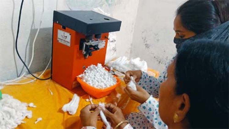 महिलाओं के हुनर से रोशन होंगे दीप, फूलबाती बनाकर आत्मनिर्भरता की नई इबारत लिख रहीं बेमेतरा की महिलाएं