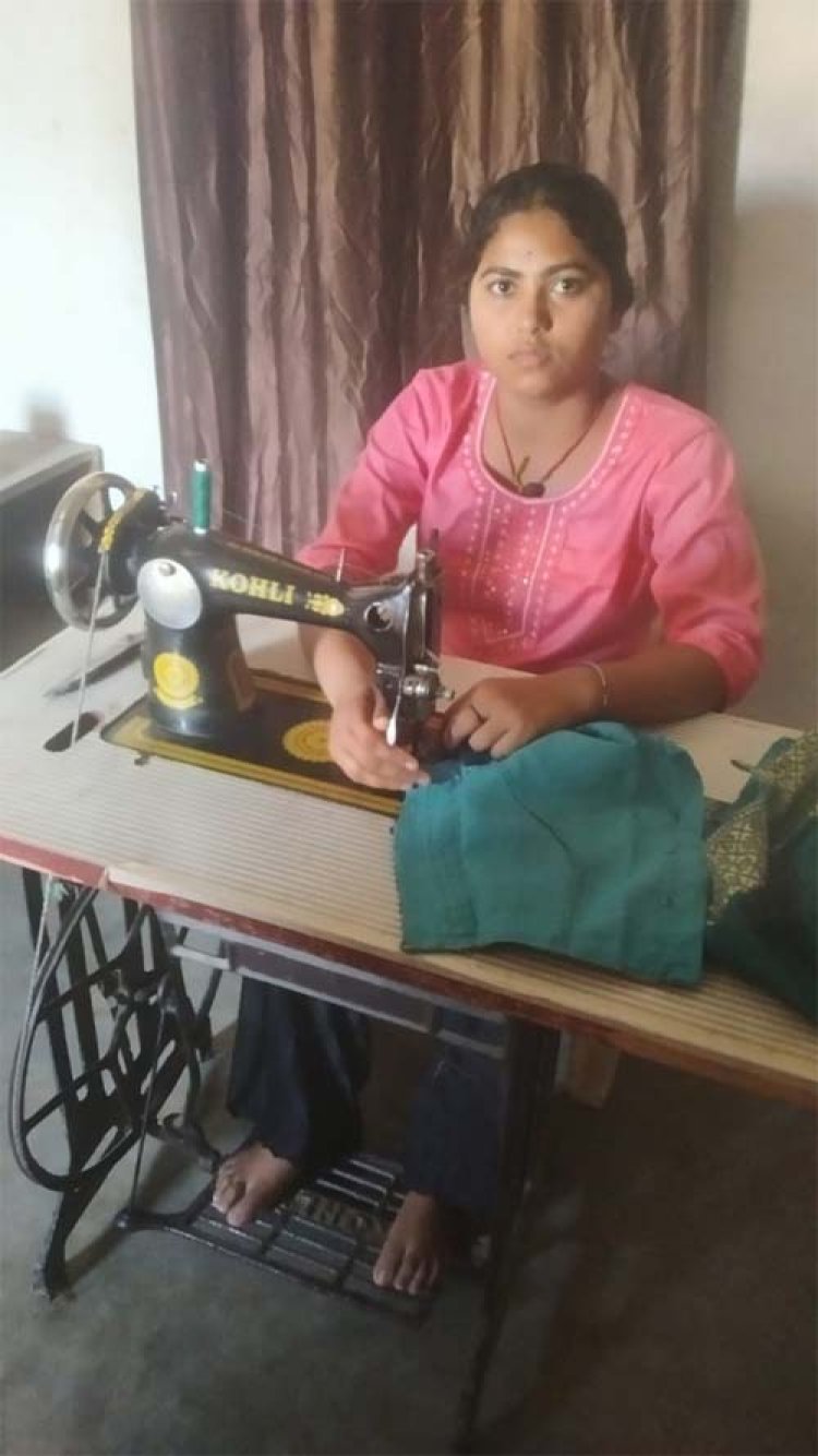 सेवा की कहानी : मुख्यमंत्री नोनी सशक्तिकरण सहायता योजना के तहत साक्षी को मिली सिलाई मशीन, हुईं आत्मनिर्भर
