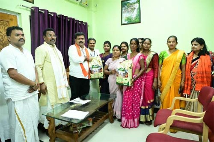 उप मुख्यमंत्री विजय शर्मा से मिलीं माँ दंतेश्वरी महिला किसान उत्पादक कंपनी की सदस्य, उप मुख्यमंत्री ने एनपीओपी प्रमाणन मिलने पर दी बधाई