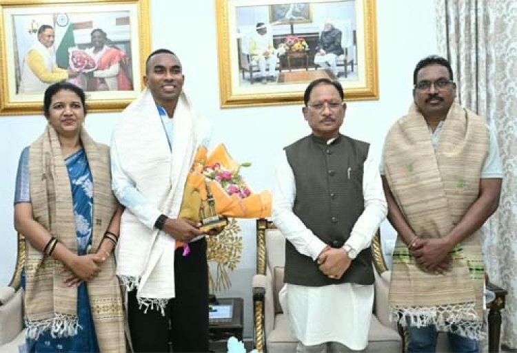 मुख्यमंत्री विष्णु देव साय से एशियन गेम्स के कांस्य पदक विजेता एथलीट अनिमेष कुजूर ने की सौजन्य मुलाकात
