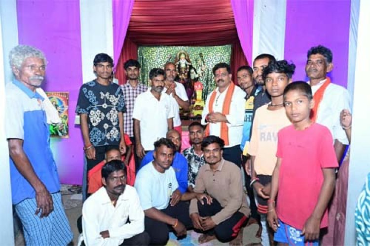 देवी पंडाल बने जनसमस्या निवारण के केंद्र, उप मुख्यमंत्री विजय शर्मा ने मां दुर्गा के चरणों में बैठकर सुनीं ग्रामीणों की समस्याएं