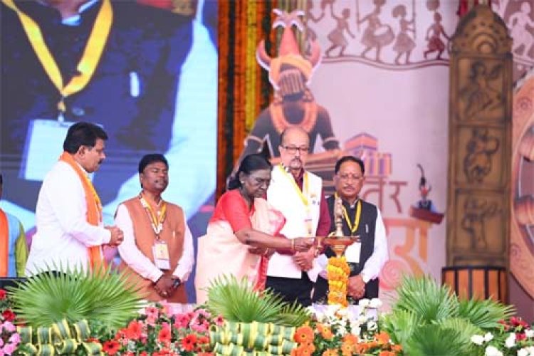 राष्ट्रपति श्रीमती मुर्मु ने बस्तर दशहरा की अनूठी परंपराओं और जनजातीय संस्कृति की सराहना की