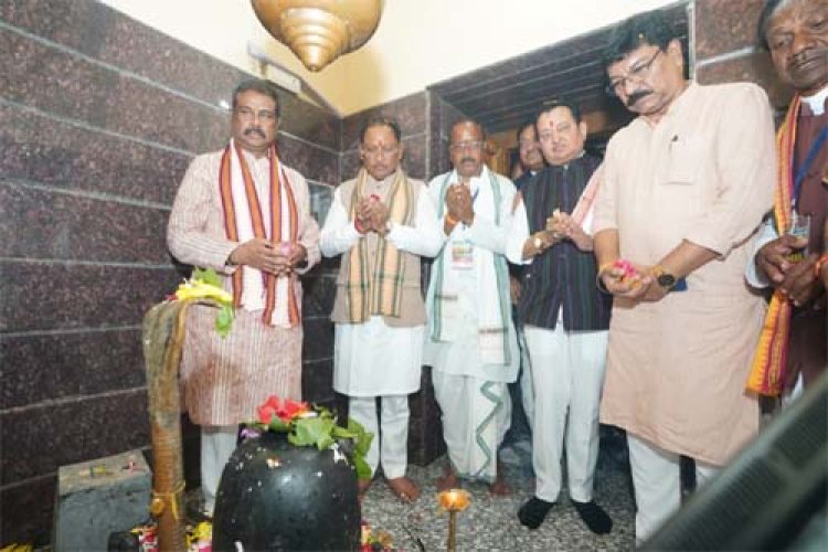 मुख्यमंत्री विष्णु देव साय ने रामचंडी मंदिर में पूजा-अर्चना कर प्रदेश की खुशहाली एवं सुख-समृद्धि की कामना की