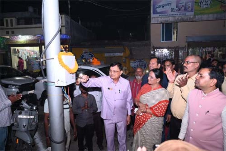 सीएसईबी चौक में वेटिंग शेड का उद्योग मंत्री लखनलाल देवांगन ने किया लोकार्पण, तीन प्रमुख मार्गों पर 195 स्ट्रीट लाइटों से बढ़ेगी रोशनी