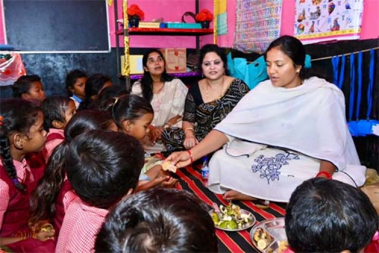 वृद्धजनों के साथ मंत्री श्रीमती लक्ष्मी राजवाड़े ने सुनी ‘मन की बात’