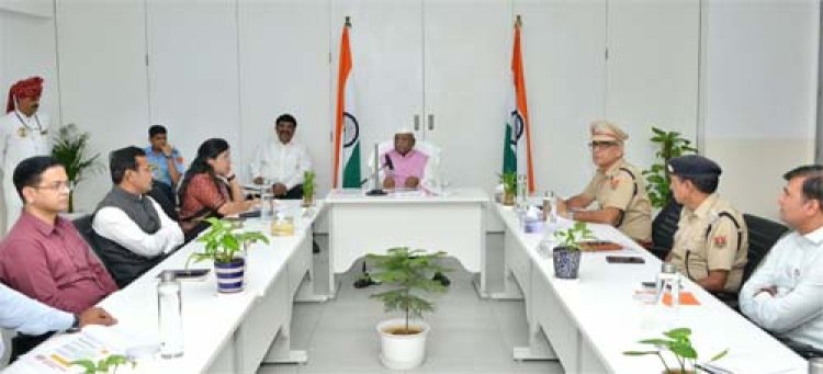 राज्यपाल बागडे ने जिला स्तरीय अधिकारियों के साथ की विभागीय योजनाओं एवं विकास कार्यों की समीक्षा